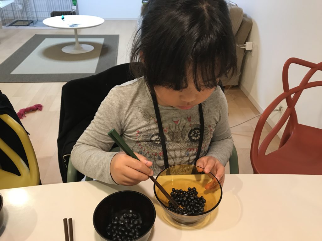 子供　お箸　練習　黒豆