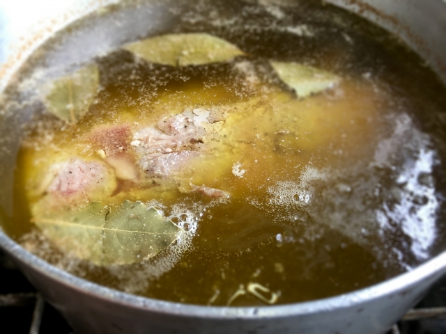豚肩ブロック肉　鍋　煮る　ローリエ